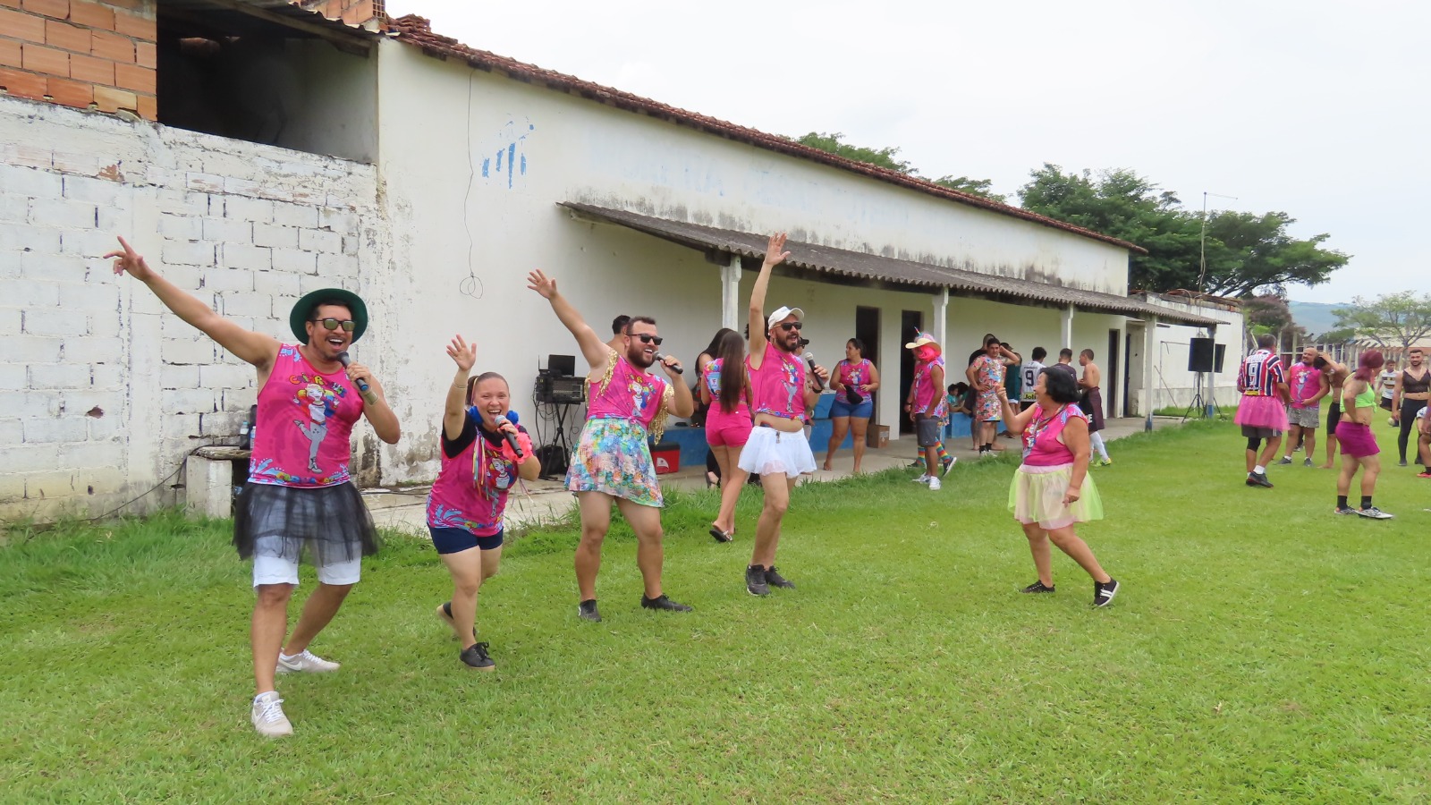 06/02 - Futebol de Saia leva o clima de Carnaval em Moreira César