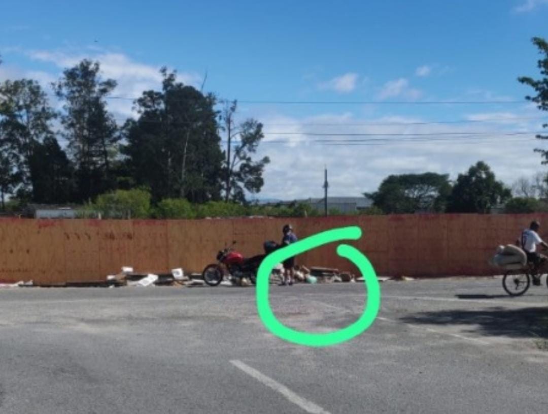 Prefeitura autua e multa motociclista por descarte de resíduos no Castolira