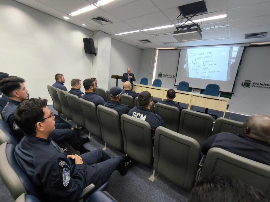 Ouvidoria ministra palestra sobre desenvolvimento pessoal para a Guarda Civil Metropolitana de Pindamonhangaba