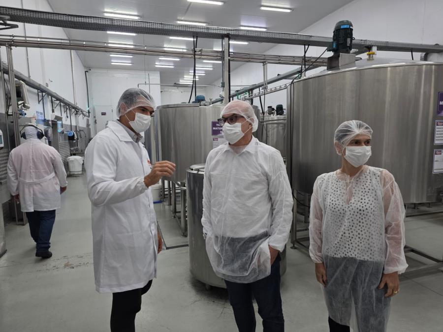 Prefeitura visita moderna fábrica de sorvetes de Pinda que gera emprego e investe em exportação
