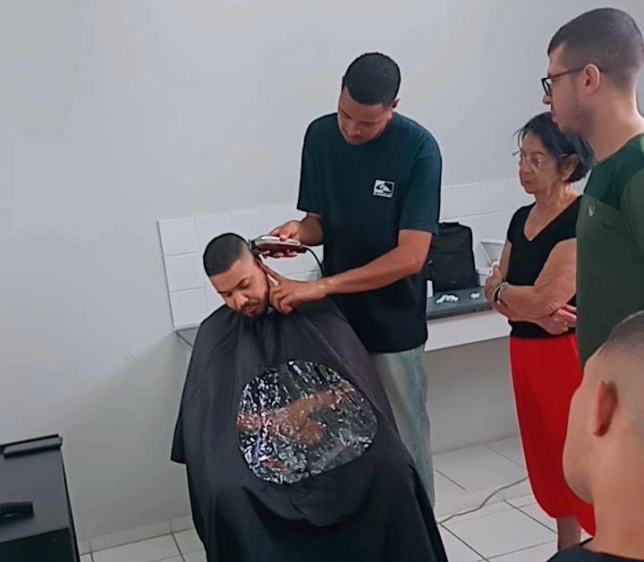 Fundo Social oferece curso gratuito de barbeiro e outras capacitações pela Escola Reinvente