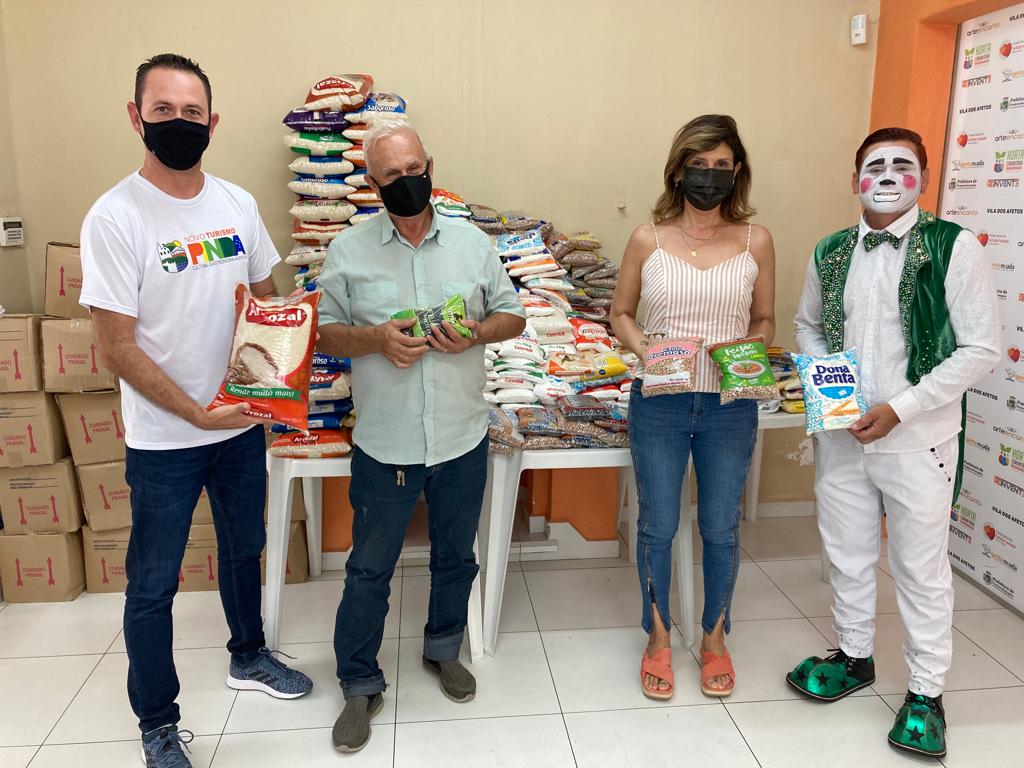 07/01 - Integrantes do Circo Globo Max comparecem ao Fundo Social para entrega simbólica de alimentos arrecadados