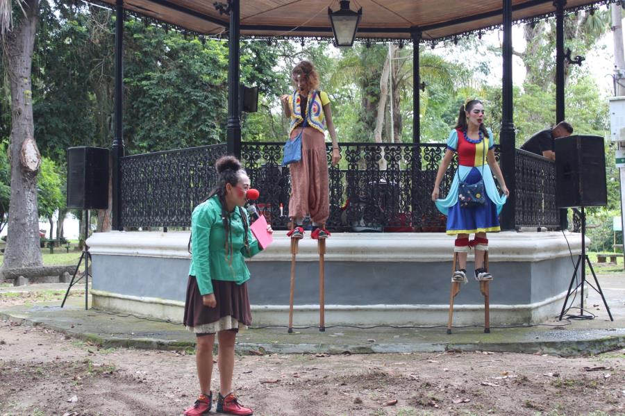 Domingo no Bosque encanta público com arte, música e histórias