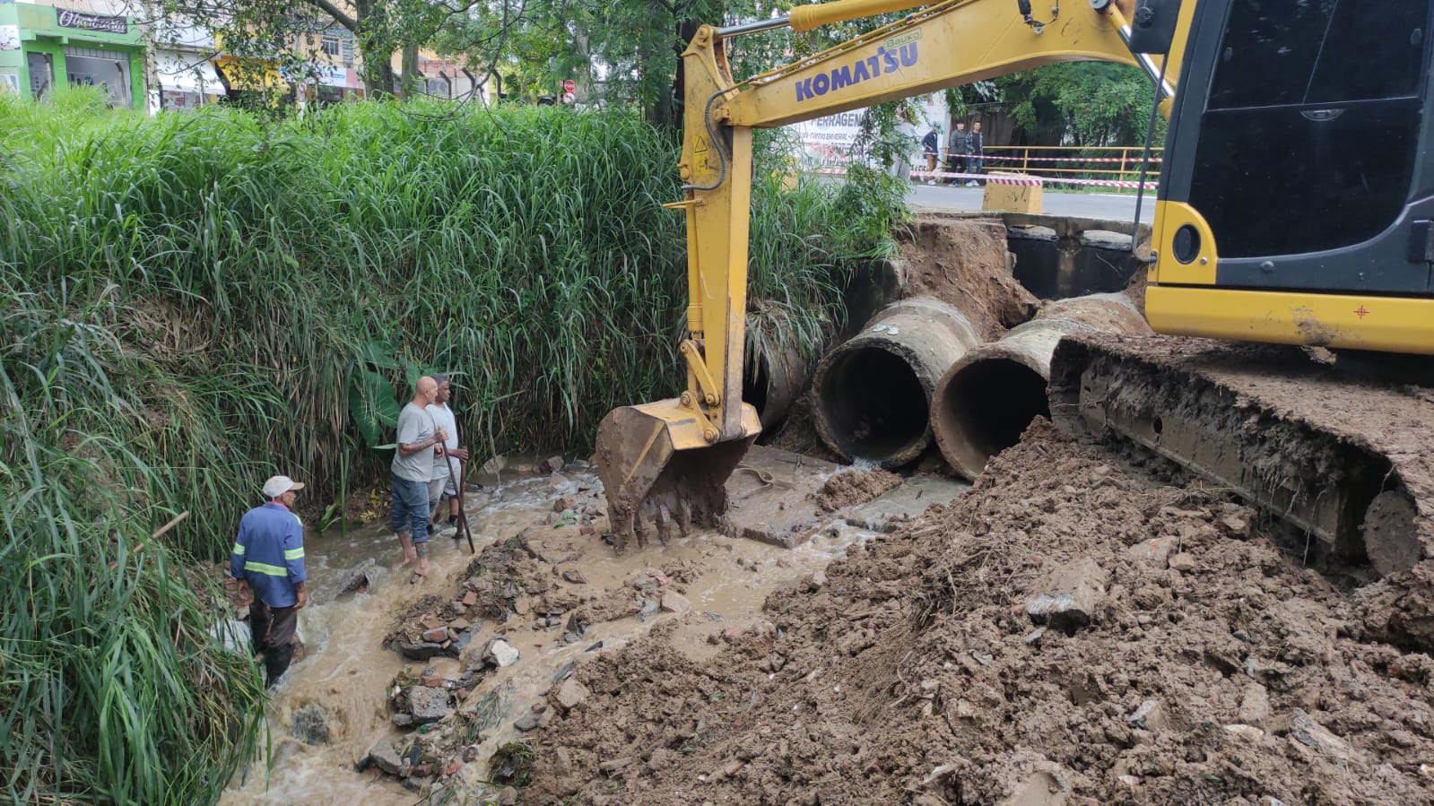 Equipe da Subprefeitura resolve problemas de drenagem no Córrego Barranco Alto