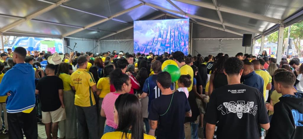 Copa na Praça reúne cerca de 7 mil pessoas na Praça do Quartel durante jogo do Brasil