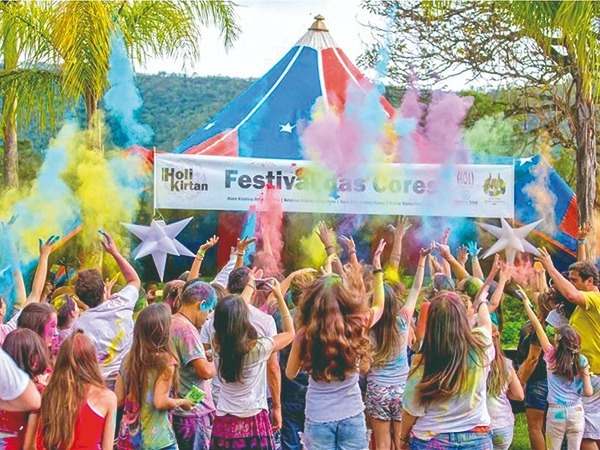 Foto de Festival Holi Kirtan Em Noka Gokula Uma Fazenda Hare Krishna No  Brasil Na Cidade De Pindamonhangaba Estado De São Paulo e mais fotos de  stock de Adulto - iStock