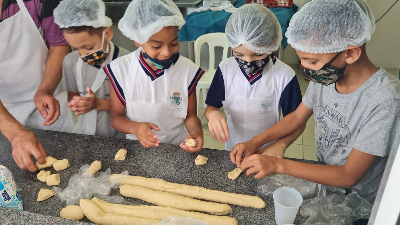 07/12 - Alunos aprendem a fazer pão na escola