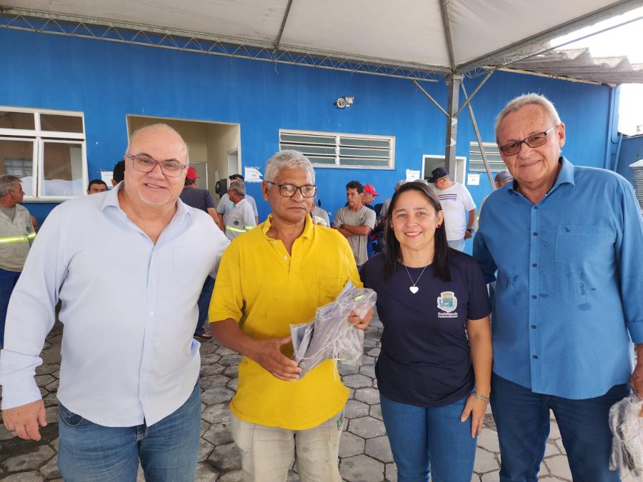 Servidores da Subprefeitura de Moreira César recebem uniformes de trabalho