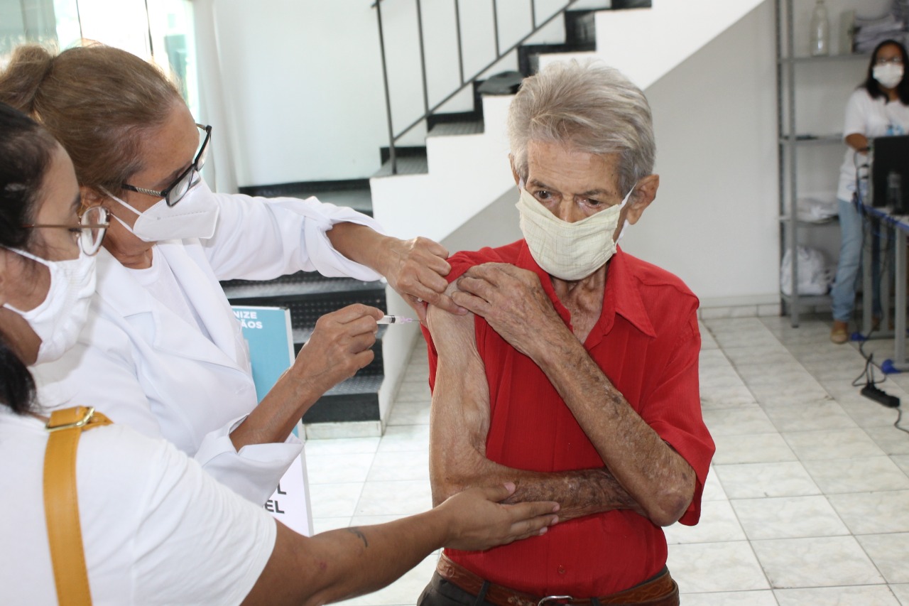 08/02 - Vacinação de idosos acima de 85 anos tem início em Pindamonhangaba