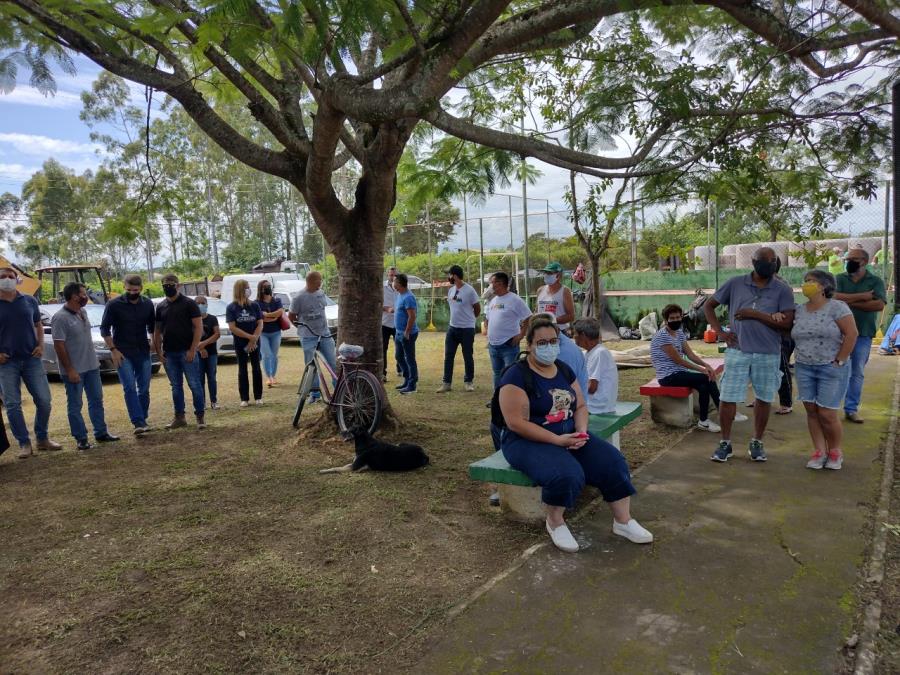 08/02 - Moradores do Bonsucesso e Queiroz participam da retomada das obras de esgoto