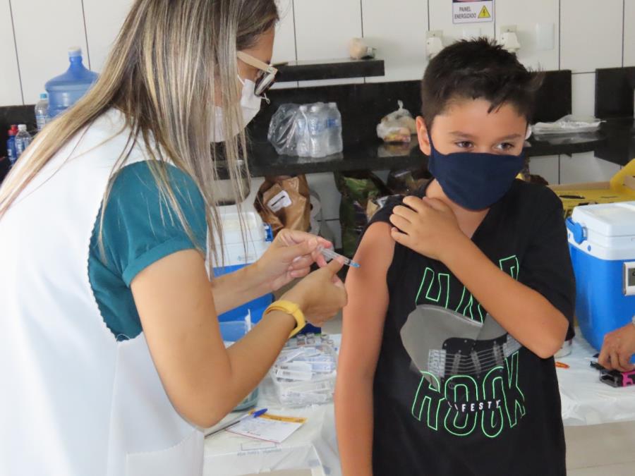 12/12 - Pinda aplica segunda dose de Pfizer bivalente em pessoas com 60 anos ou mais