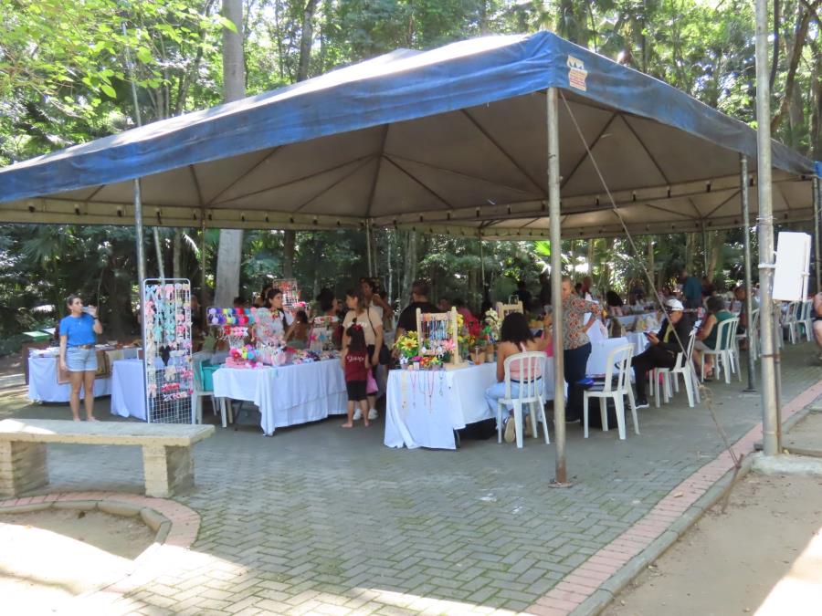 Evento de preparação para o Dia das Mães destaca talento de artesãos e marca retorno do Café Literário em Pinda