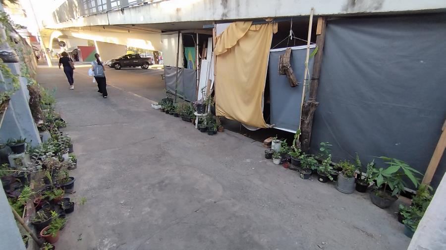 Pessoa em situação de rua rejeita apoio social e Justiça determina reintegração de posse embaixo do Viaduto