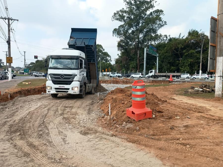 Prefeitura prepara base para asfalto da terceira alça da rotatória do Tenda
