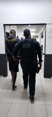Patrulhamento da GCM resulta em prisão de suspeito por tráfico de drogas