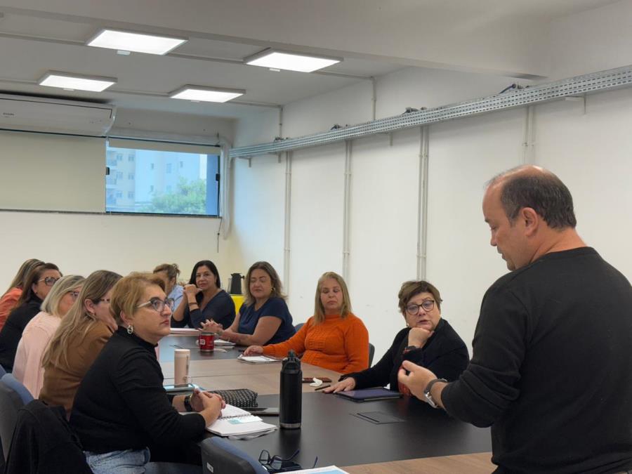 Secretaria de Educação realiza formação com gestoras regionais para fortalecer comunicação na rede municipal