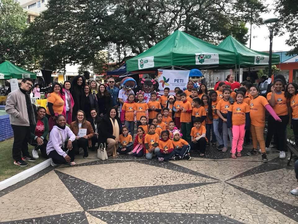 Prefeitura conscientiza população sobre o Trabalho Infantil envolvendo crianças e adolescentes na região central de Pindamonhangaba