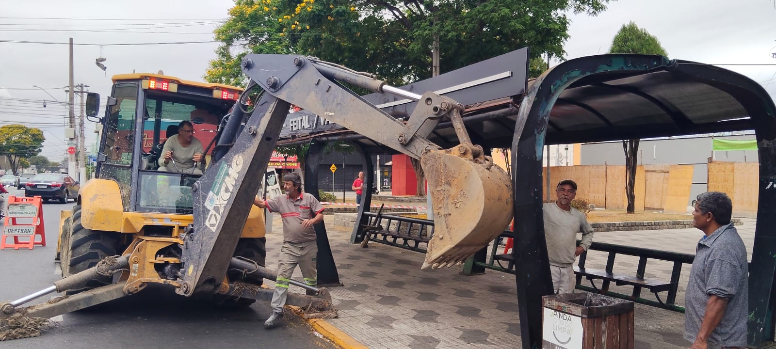 Abrigos de ônibus da ‘Barão Homem de Melo’ são revitalizados