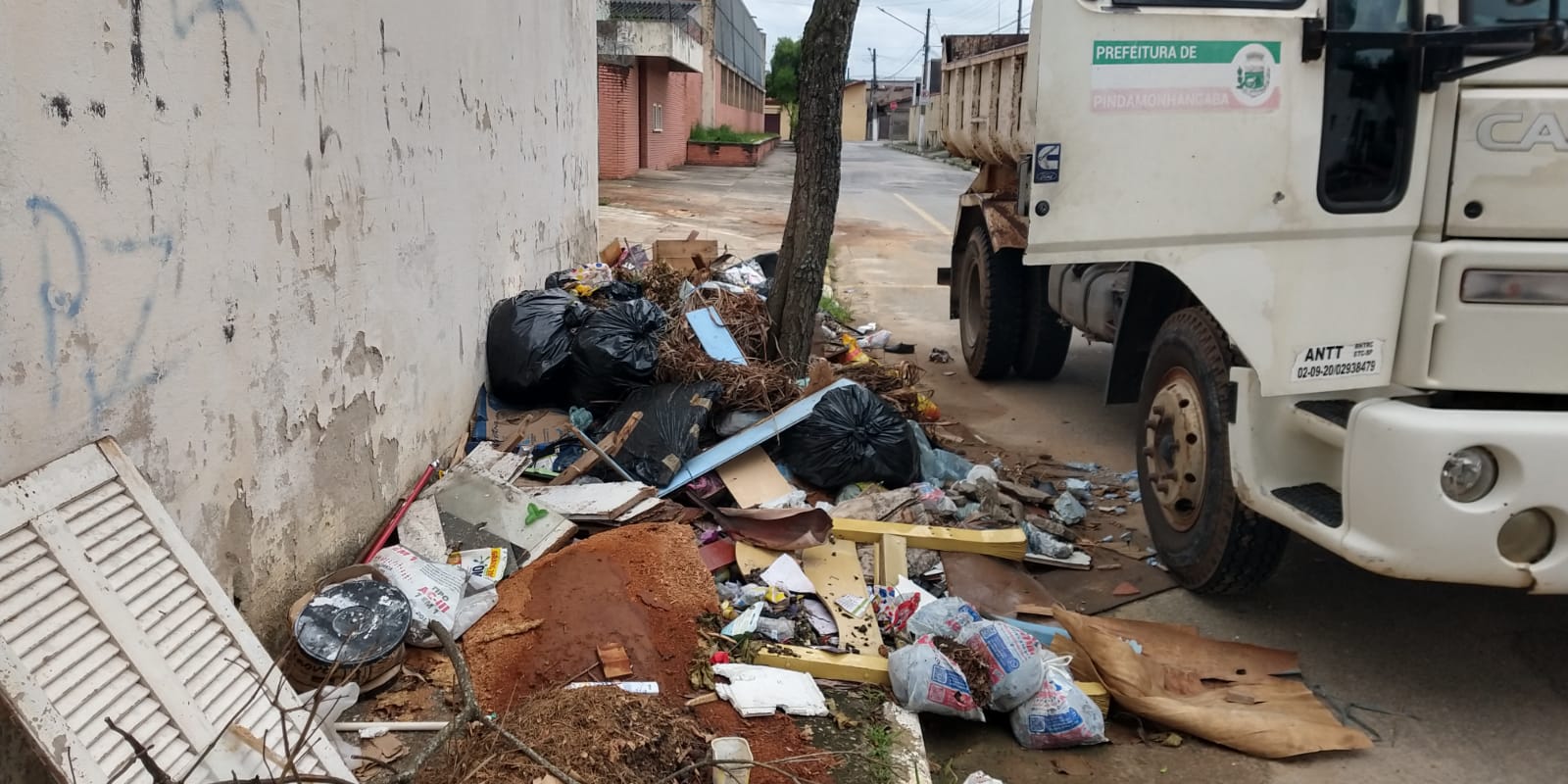 Prefeitura faz remoção de lixo e entulho no Bosque, Andrade e Crispim