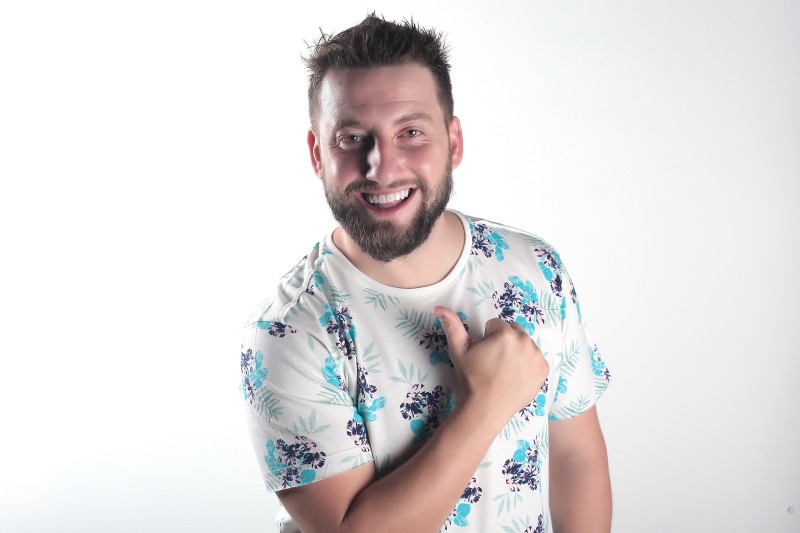 Teatro Galpão recebe show de humor com Eros Prado