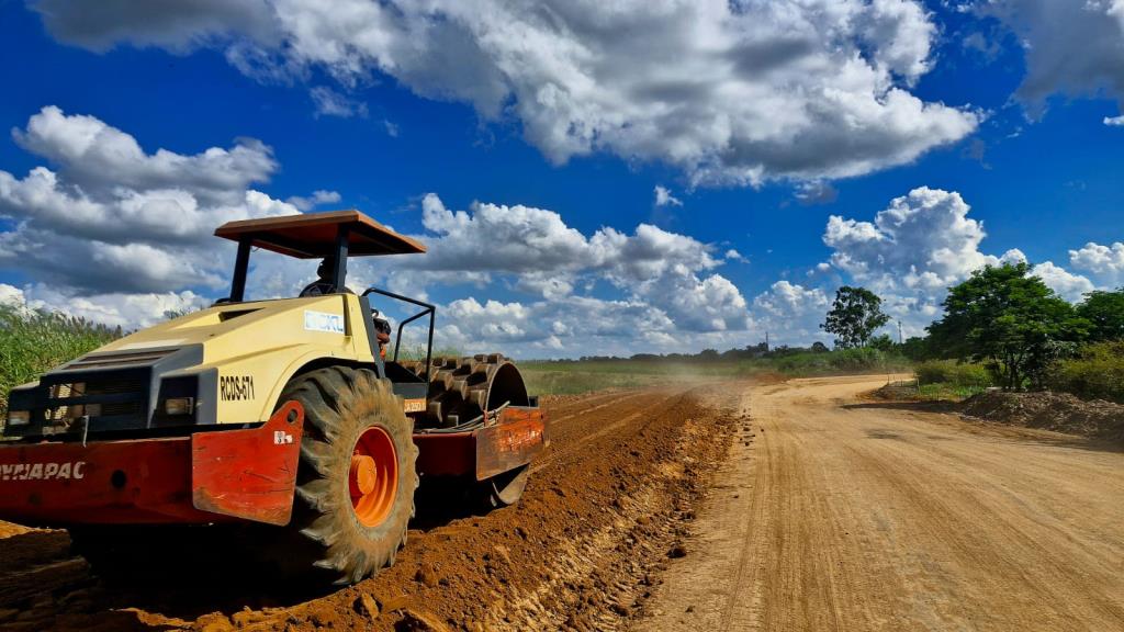 Prefeitura avança na nova avenida entre Araretama e Vila Rica com serviços de terraplanagem