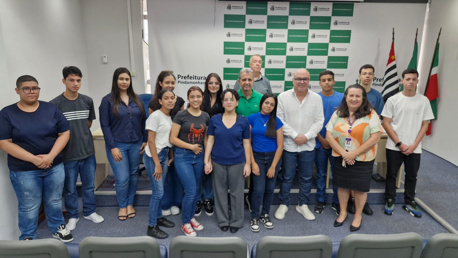 Prefeito recebe novos estagiários do Programa BEEM e destaca importância de oportunidades para jovens