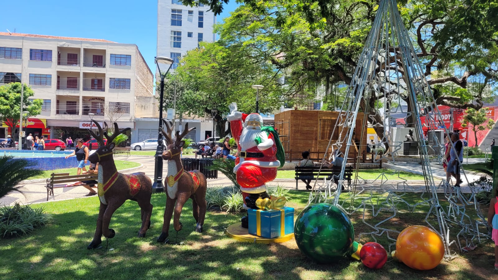 09/11 - Prefeitura de Pindamonhangaba inicia instalação de decoração natalina