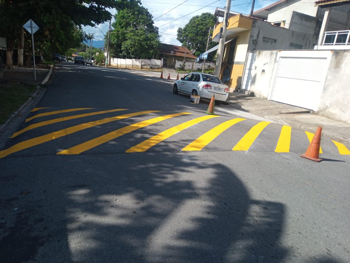 Deptran reforça pintura de trânsito na região Leste