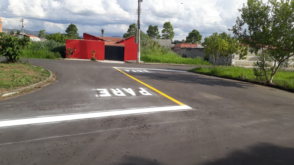 Após asfalto novo, Vitória Park recebe sinalização de trânsito