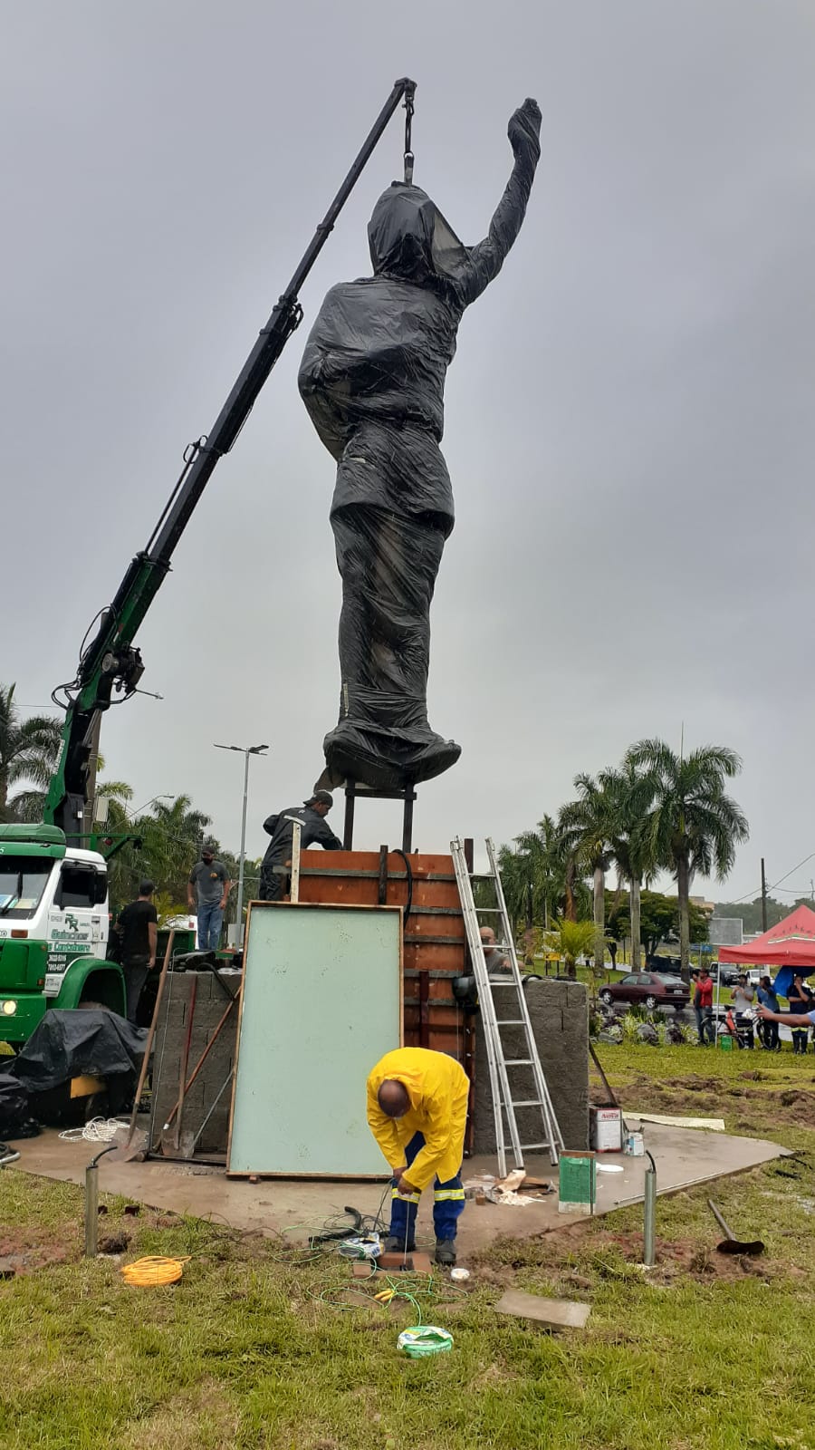 10/01 - Chuva intensa adia inauguração da nova homenagem ao atleta João do Pulo