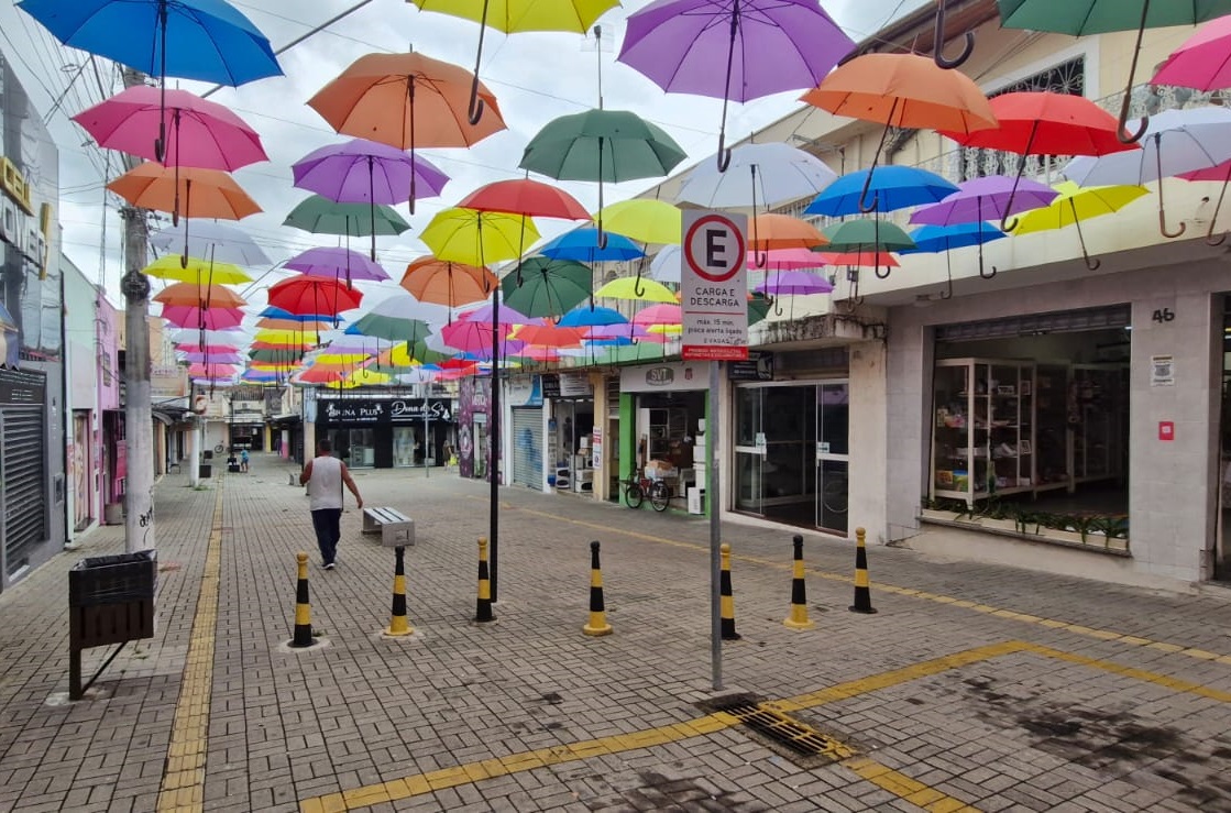 Prefeitura revitaliza Centro Comercial 10 de Julho com instalação de guarda-chuvas coloridos