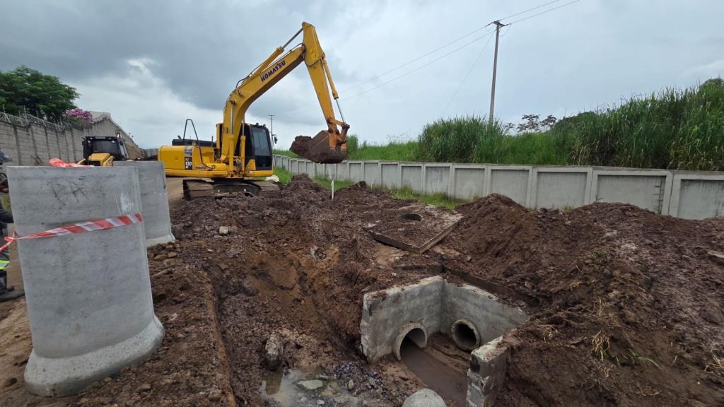 Prefeitura faz drenagem e base para asfalto na avenida entre Araretama e Vila/Rica/Lessa