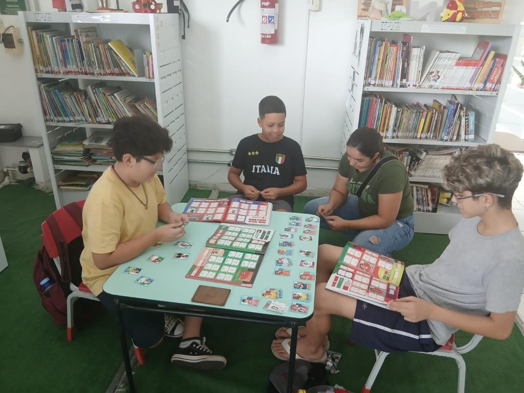 Troca de figurinhas da Copa movimenta biblioteca e segue nos próximos sábados em Pinda