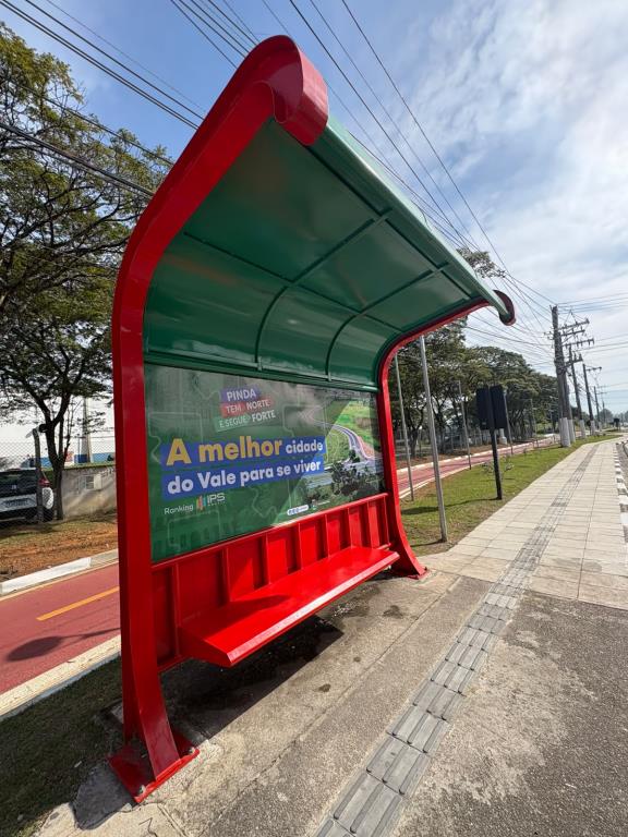Pontos de ônibus ganham nova identidade e destacam Pinda como líder em qualidade de vida