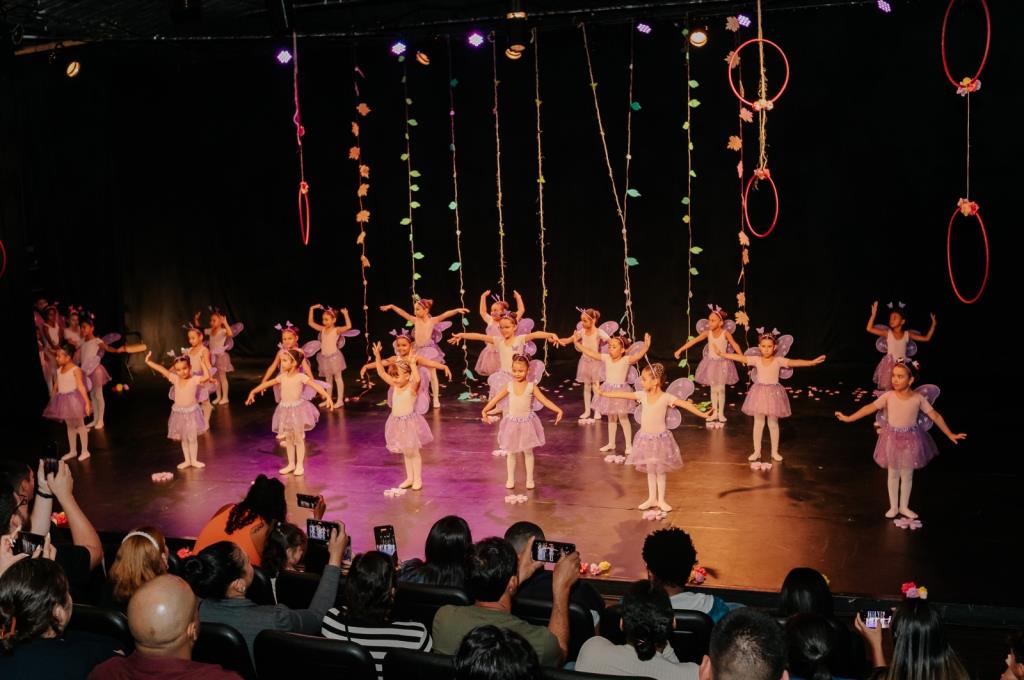 Floresta Encantada emociona público e celebra o poder transformador da dança em espetáculo no Teatro Galpão