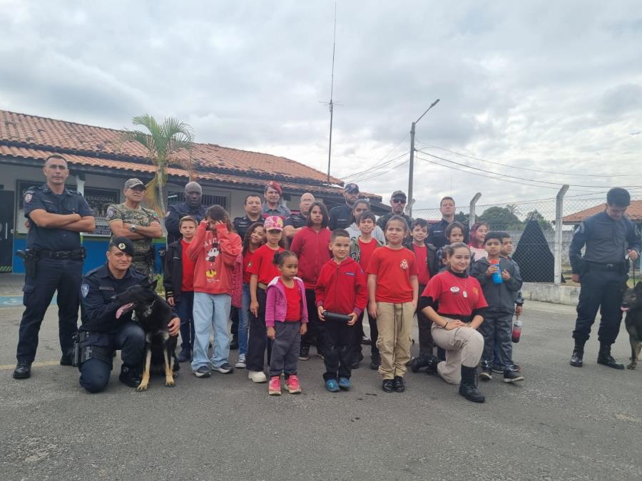 Guarda Civil Metropolitana recebe visita do Projeto Valente Mirim