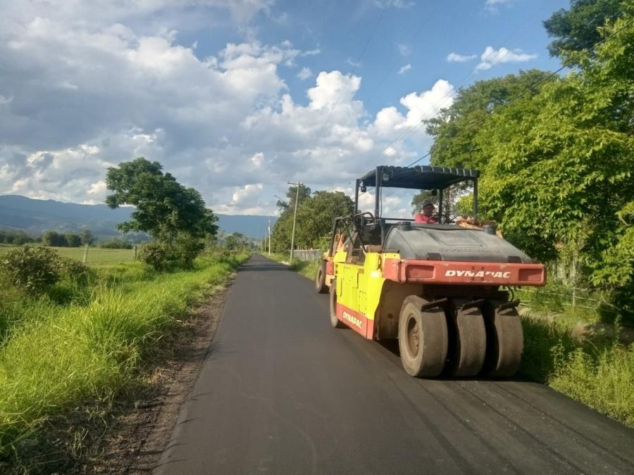Estradas rurais na Cruz Pequena recebem pavimentação asfáltica