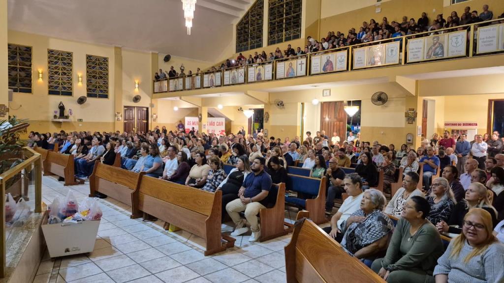 Paróquia do Santana finaliza Cerco de Jericó com igreja lotada