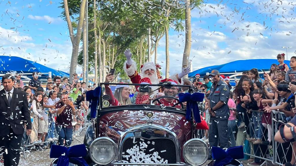 Papai Noel chega ao Shopping Pátio Pinda em um domingo de aventura pela Era do Gelo
