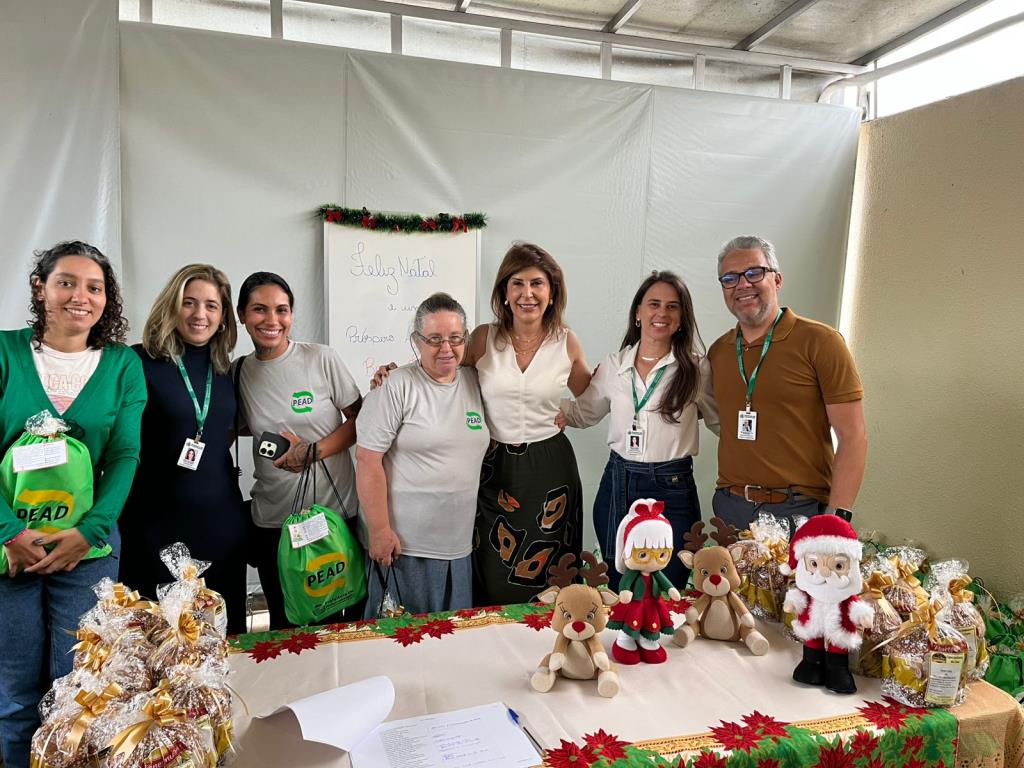 Secretaria de Assistência Social realiza entrega de Kits Natalinos aos Bolsistas do Pead