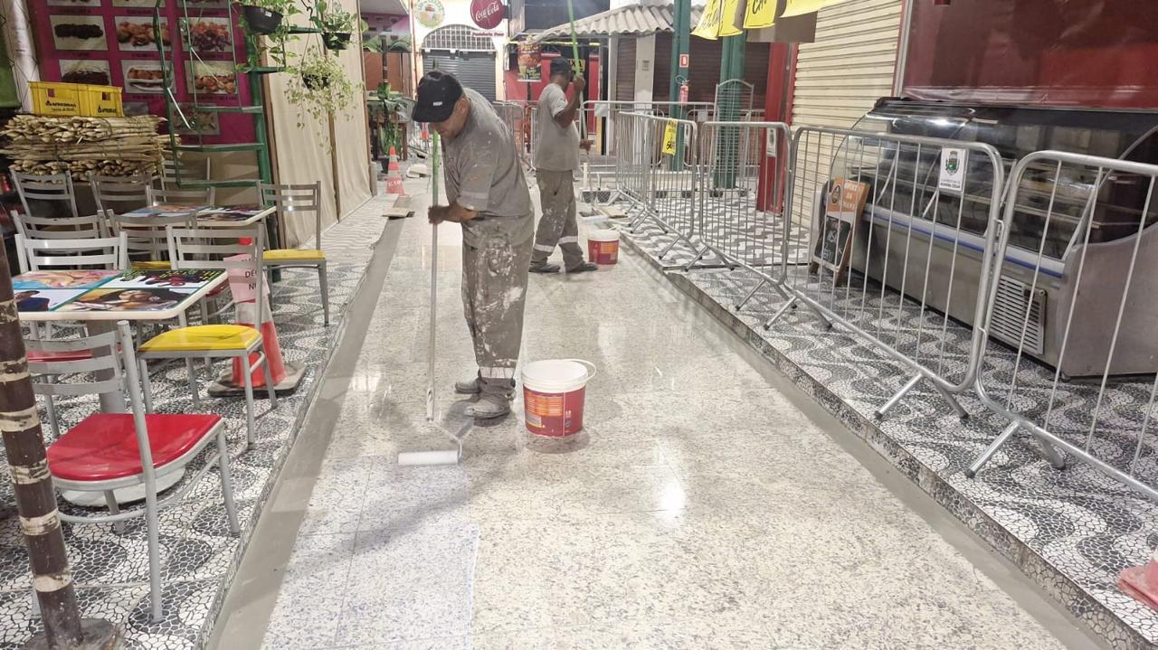 Aplicação de resina no novo piso do Mercado é realizada após expediente de trabalho