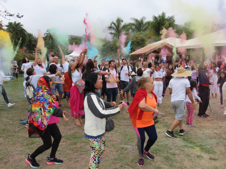 Foto de Festival Holi Kirtan Em Noka Gokula Uma Fazenda Hare Krishna No  Brasil Na Cidade De Pindamonhangaba Estado De São Paulo e mais fotos de  stock de Adulto - iStock