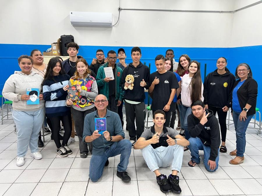 Acadêmicos da APL espalham o gosto pela leitura nas escolas de Pindamonhangaba