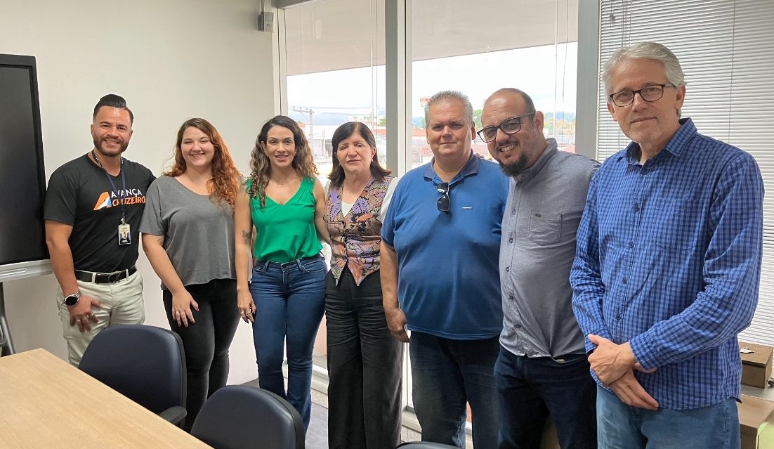 Hub Coworking de Pinda recebe vista de equipe de Cruzeiro