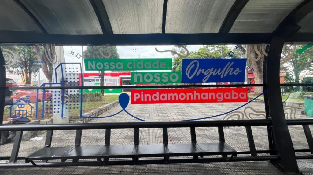 Nova etapa de revitalização dos abrigos de ônibus dá mais conforto e segurança aos passageiros