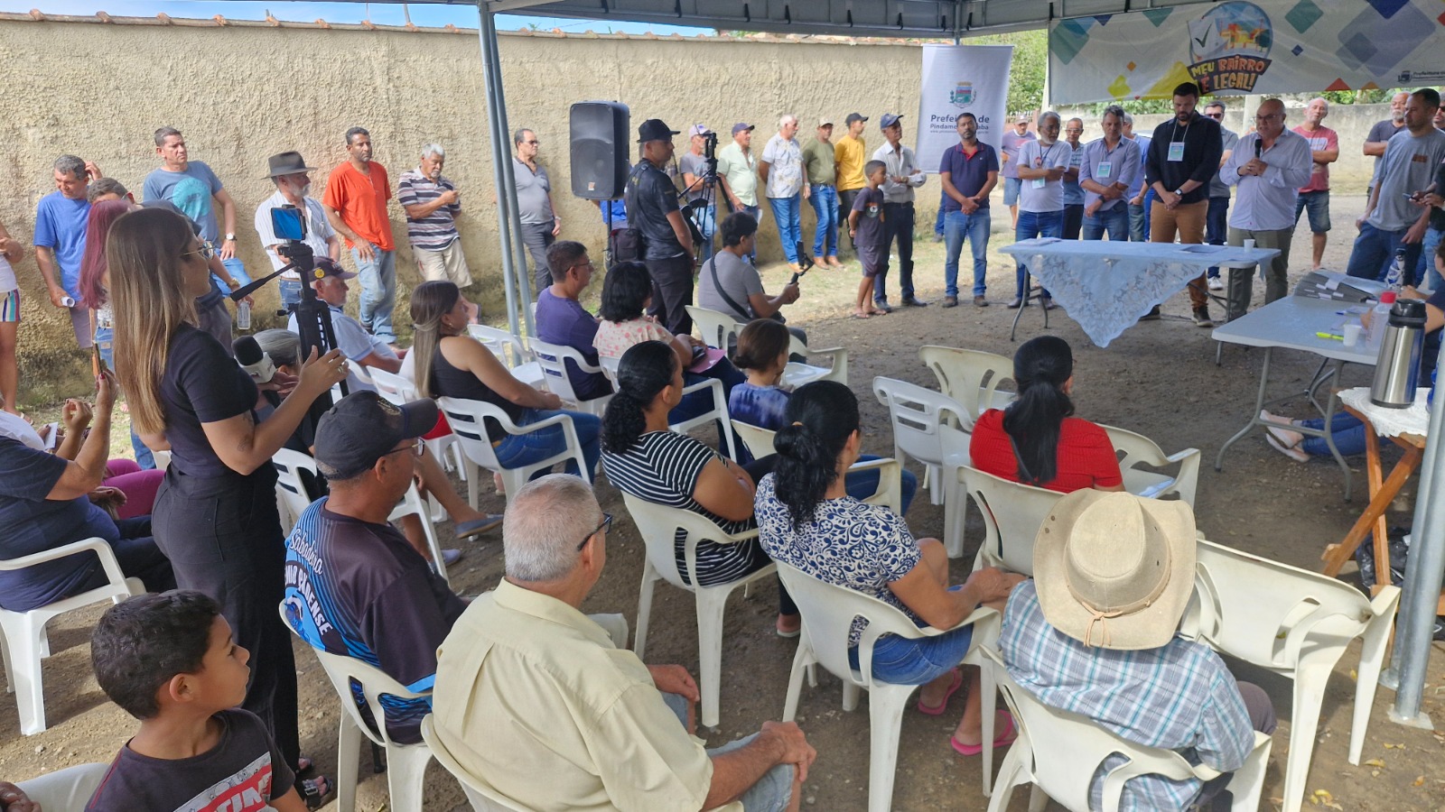 Prefeitura entrega documentos de regularização de imóveis para moradores do Queiroz
