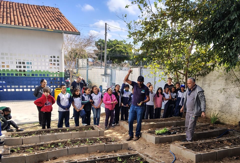 Prefeitura realiza oficina de horticultura e inicia projeto de horta na Escola Municipal Odete Correa Madureira