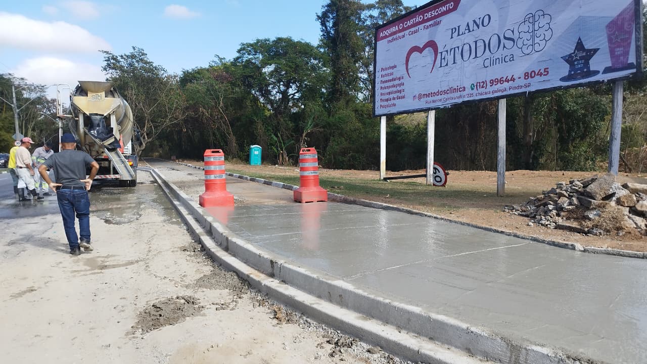 Prefeitura implanta ciclovia com calçada para garantir segurança na terceira alça da rotatória do Tenda