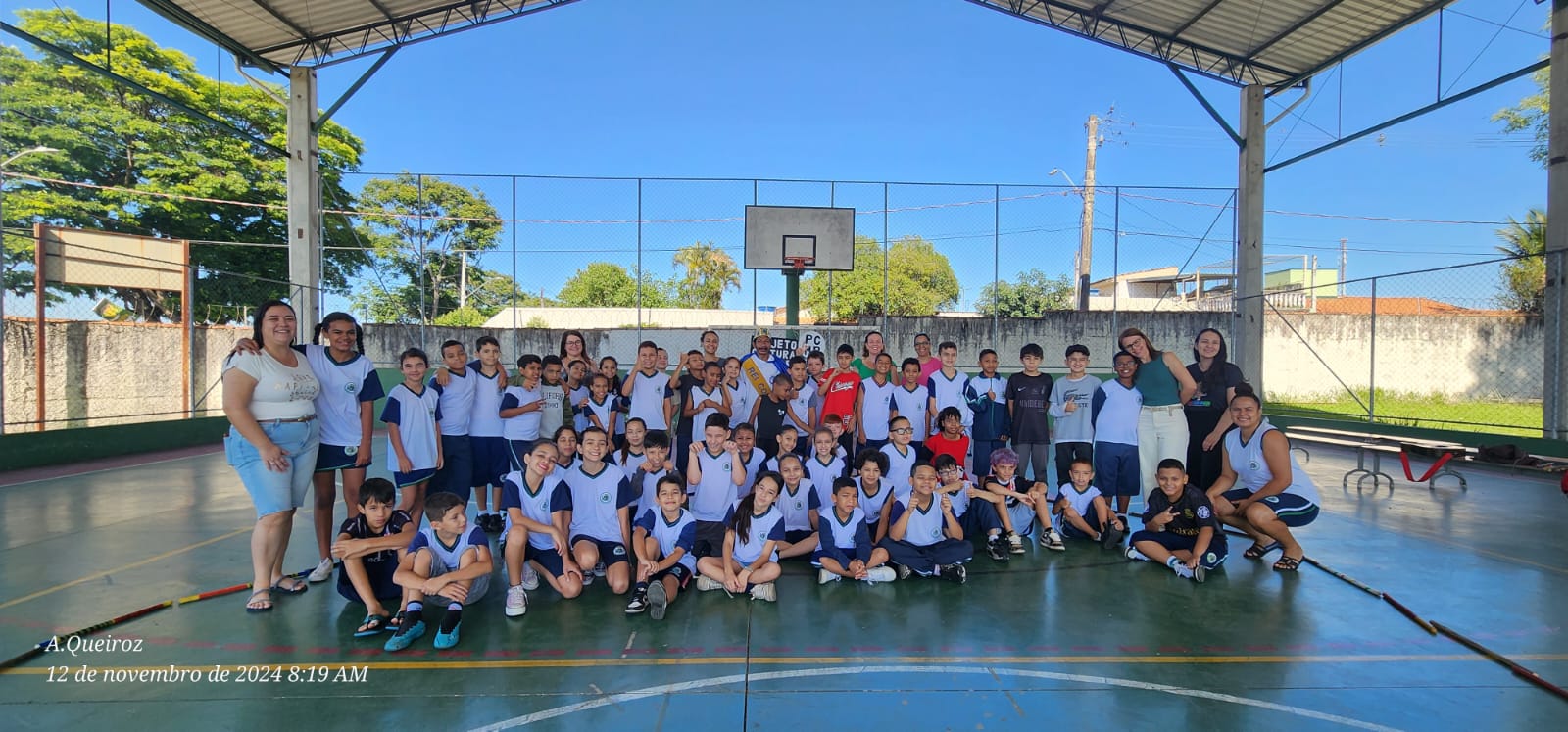 Mestre Paizinho encanta alunos da E.M. Abdias Júnior Santiago e Silva com a rica cultura afro-brasileira