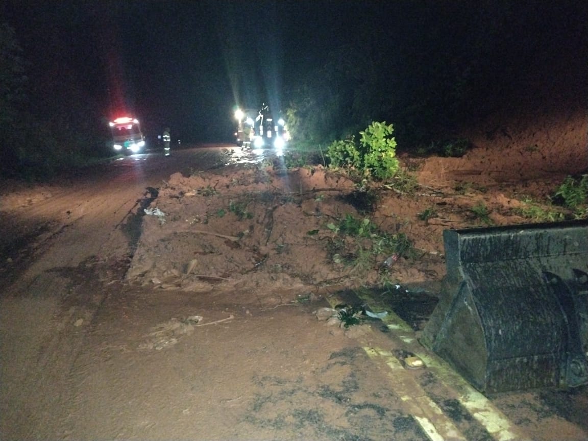 14/01 - Chuvas causam escorregamento de terra na Rodovia Dr. Caio Gomes Figueiredo